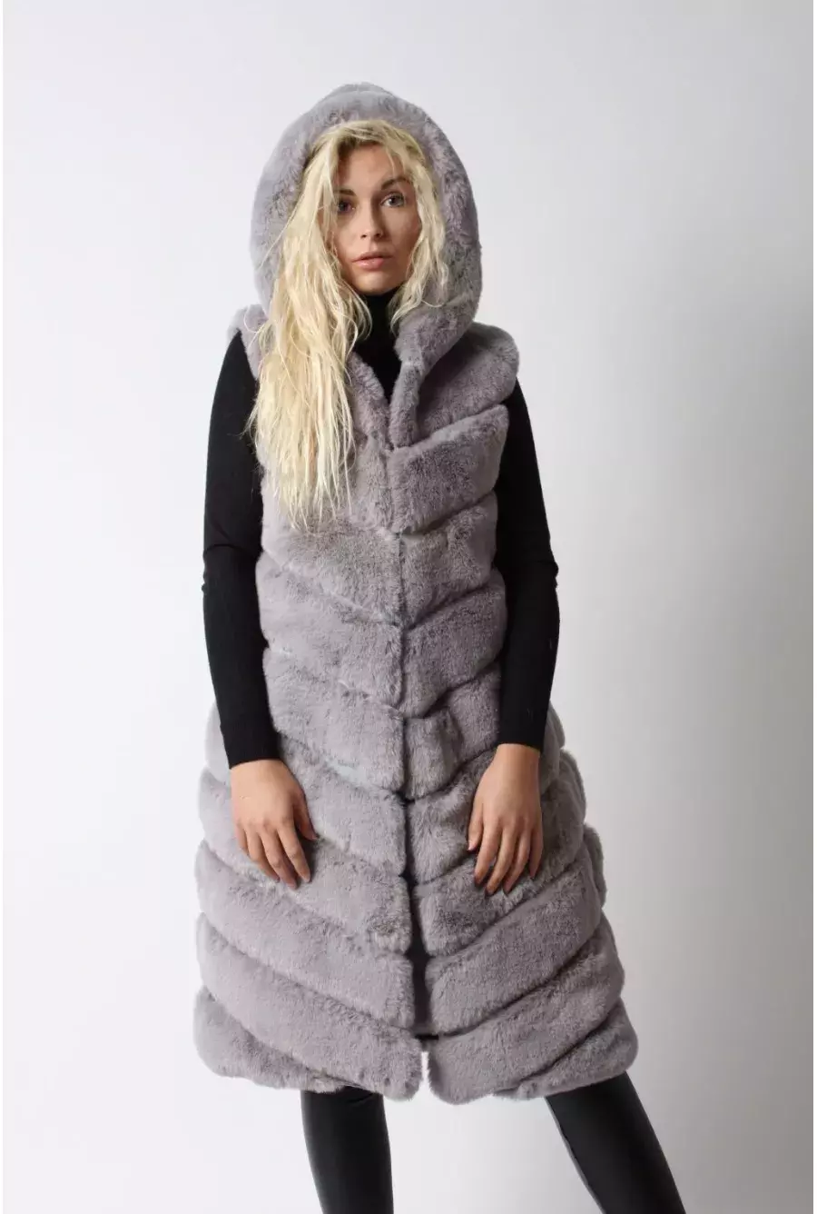 žena v kožešinové vestě