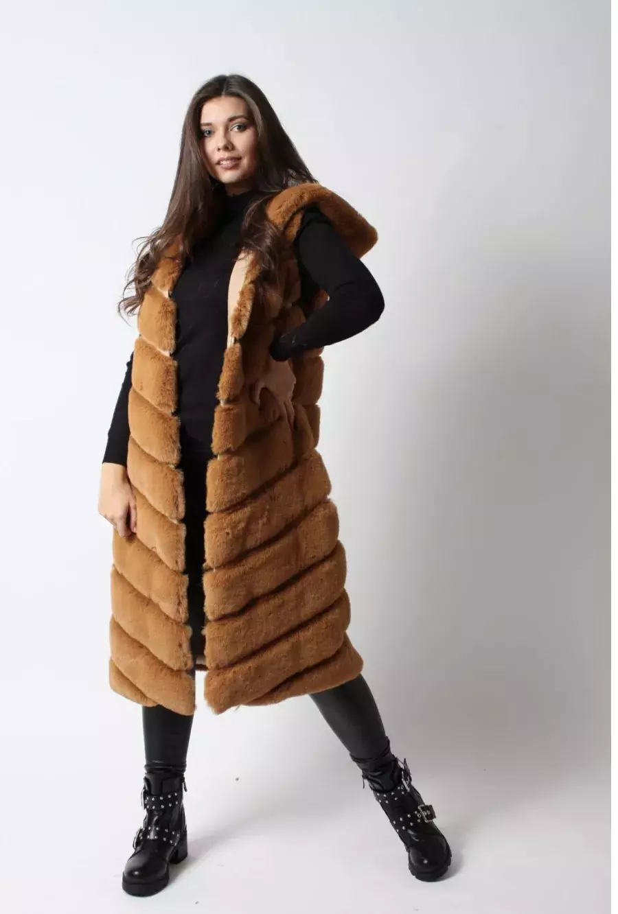 žena v kožešinové vestě