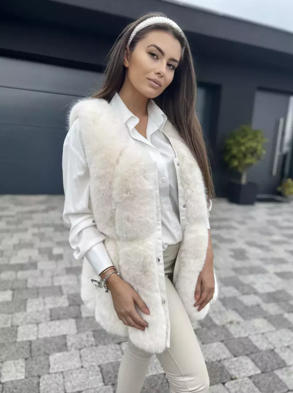 žena v bílé kožešinové vestě