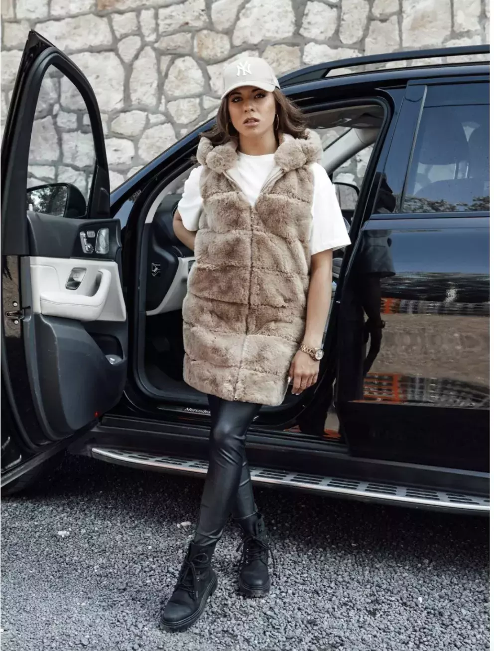 žena v zimní vestě