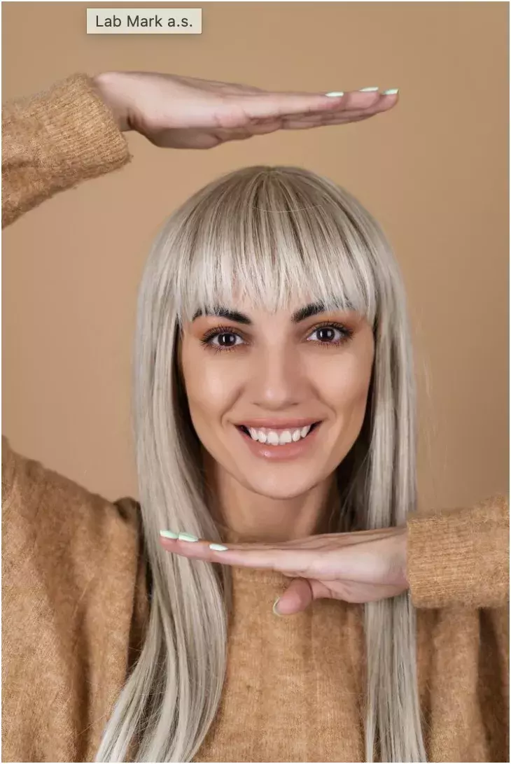 žena s dlouhými vlasy a ofinou