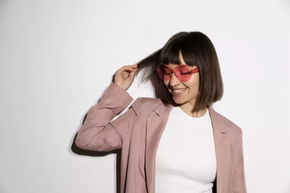 žena s mikádem s ofinou