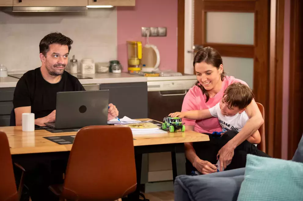 <p>Nekonečný seriál Ulice sleduje dramatické příběhy několika rodin žijících v sousedství</p>
