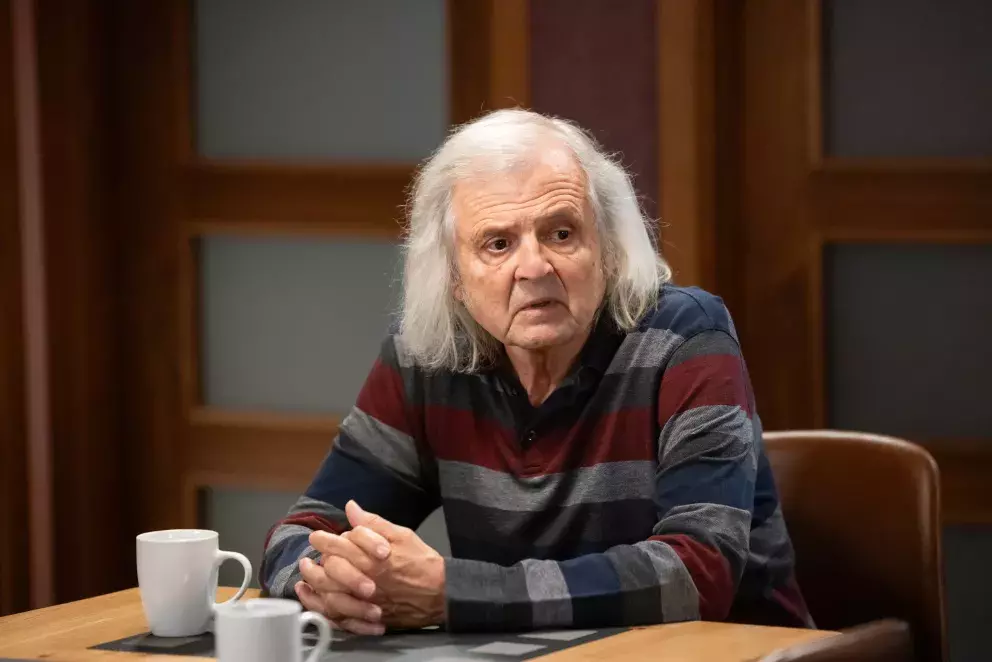 <p>Nekonečný seriál Ulice sleduje dramatické příběhy několika rodin žijících v sousedství</p>
