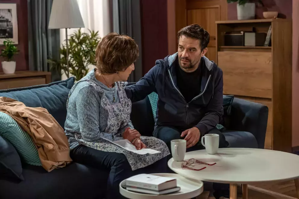 <p>Nekonečný seriál Ulice sleduje dramatické příběhy několika rodin žijících v sousedství</p>
