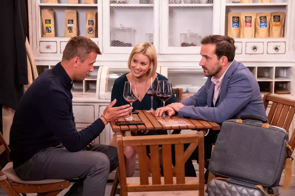 <p>Nekonečný seriál Ulice sleduje dramatické příběhy několika rodin žijících v sousedství</p>
