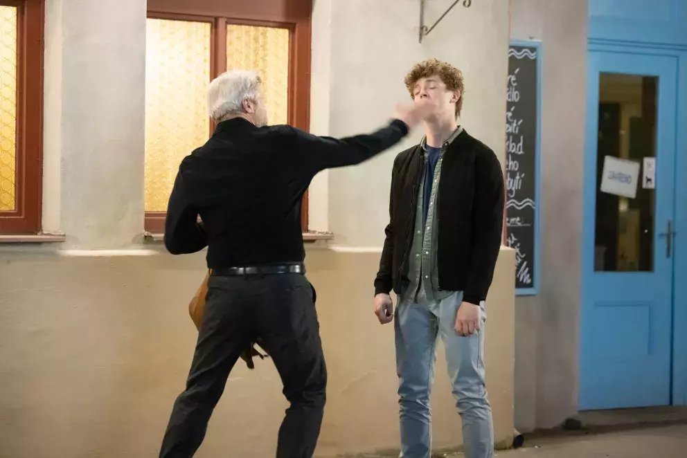 <p>Nekonečný seriál Ulice sleduje dramatické příběhy několika rodin žijících v sousedství</p>
