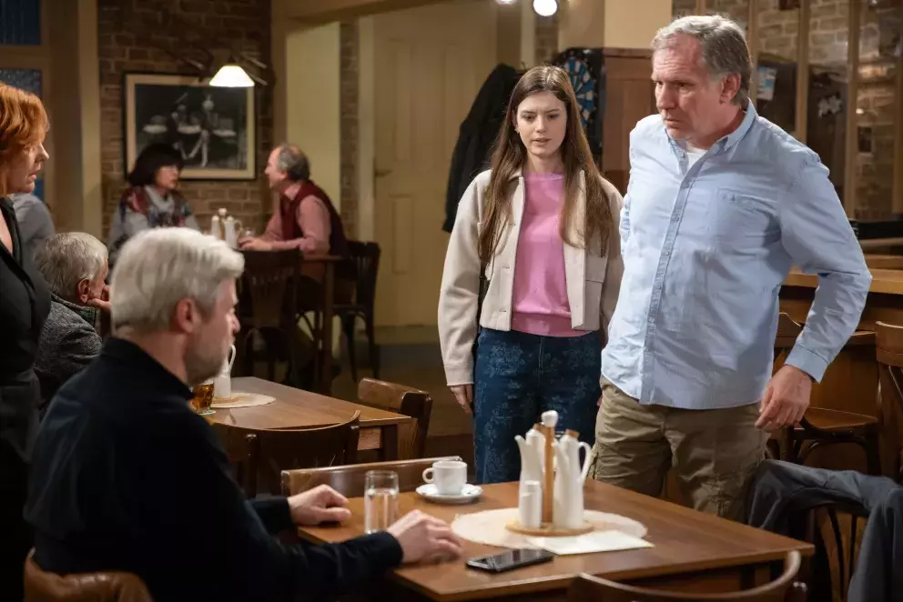 <p>Nekonečný seriál Ulice sleduje dramatické příběhy několika rodin žijících v sousedství</p>
