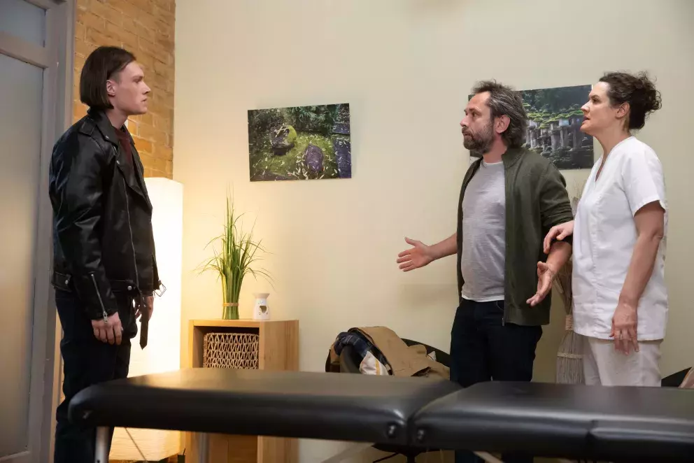 <p>Nekonečný seriál Ulice sleduje dramatické příběhy několika rodin žijících v sousedství</p>
