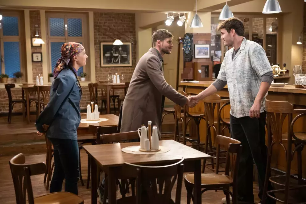 <p>Nekonečný seriál Ulice sleduje dramatické osudy několika rodin žijících v sousedství</p>
