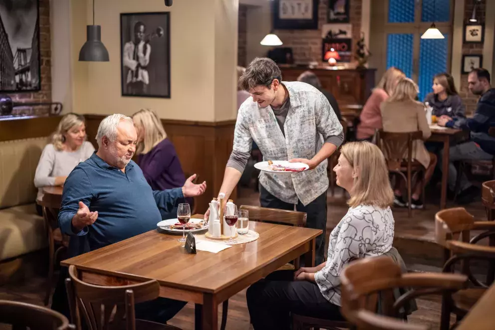 <p>Nekonečný seriál Ulice sleduje dramatické osudy několika rodin žijících v sousedství</p>
