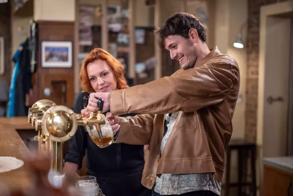 <p>Nekonečný seriál Ulice sleduje dramatické osudy několika rodin žijících v sousedství</p>
