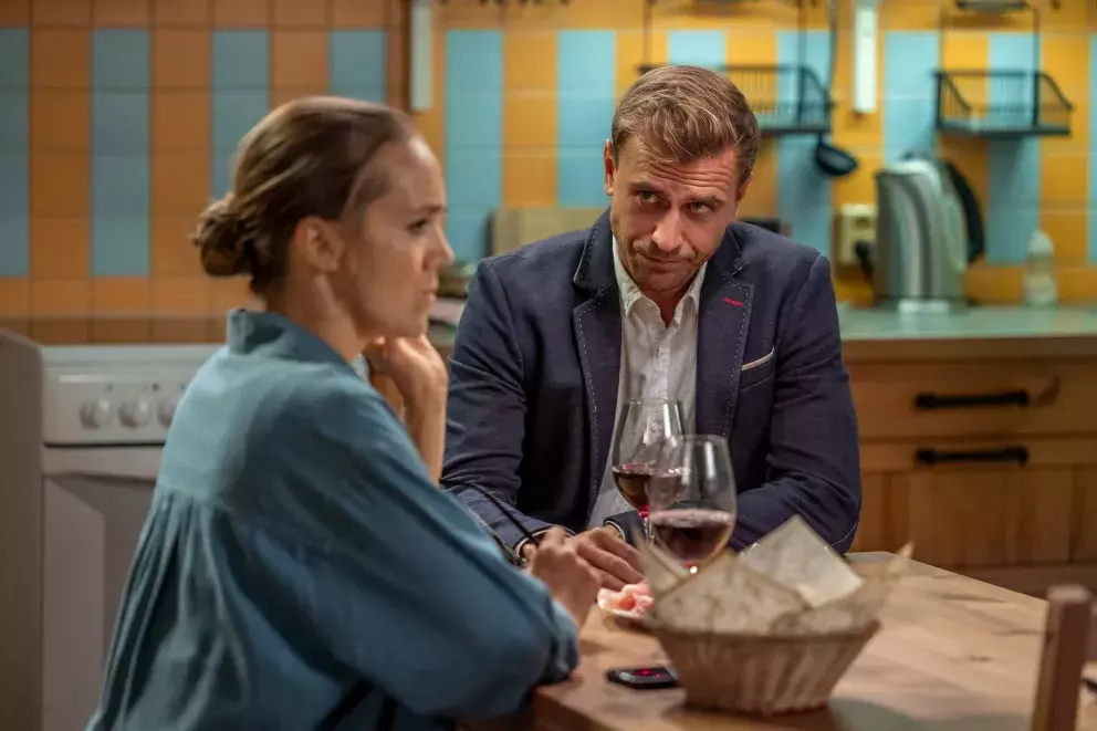 <p>Nekonečný seriál Ulice sleduje dramatické osudy několika rodin žijících v sousedství</p>
