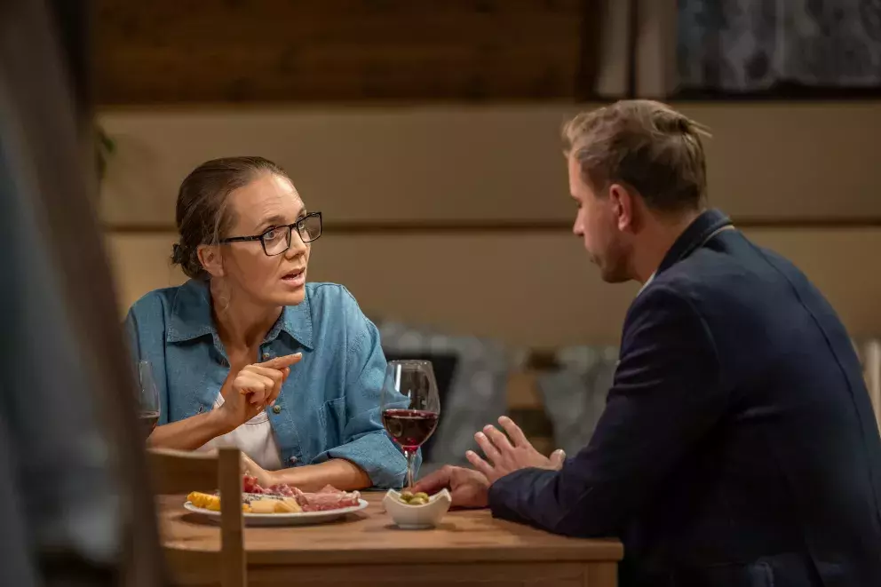 <p>Nekonečný seriál Ulice sleduje dramatické osudy několika rodin žijících v sousedství</p>
