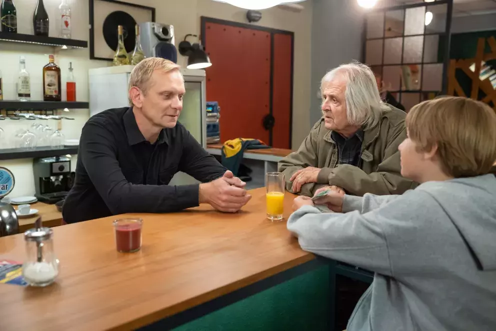 <p>Nekonečný seriál Ulice sleduje dramatické osudy několika rodin žijících v sousedství</p>
