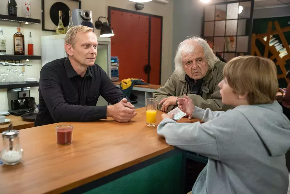 <p>Nekonečný seriál Ulice sleduje dramatické osudy několika rodin žijících v sousedství</p>
