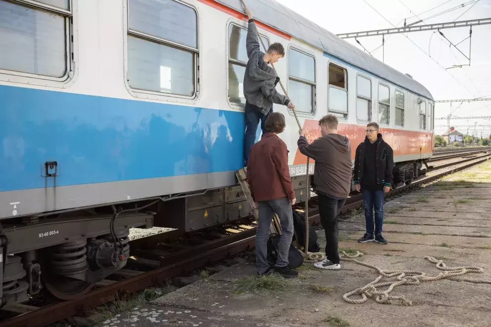 <p>Nekonečný seriál Ulice sleduje dramatické osudy několika rodin žijících v sousedství</p>
