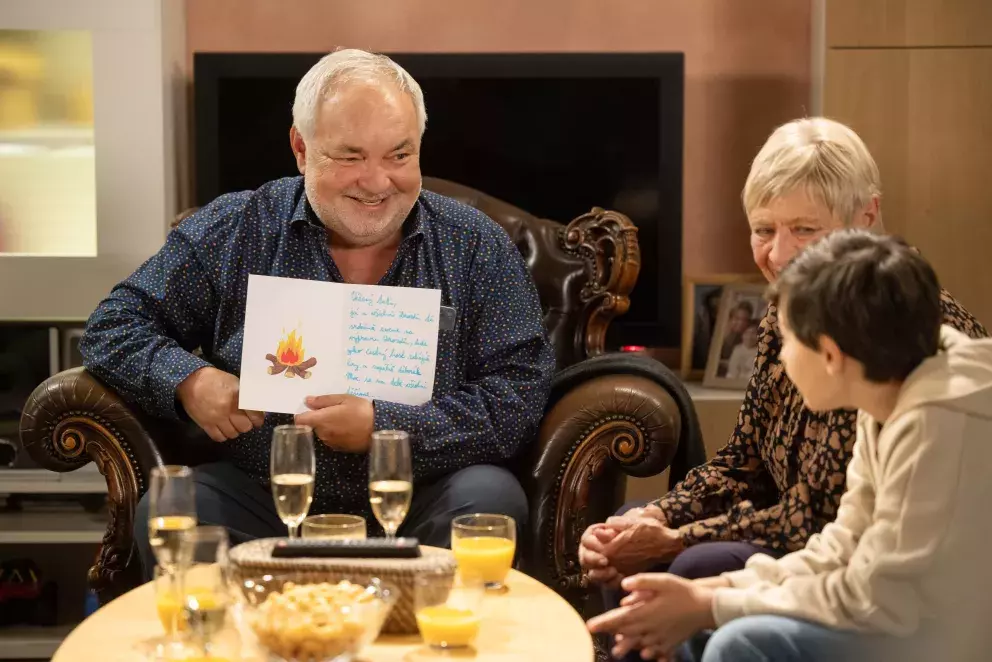 <p>Nekonečný seriál Ulice sleduje dramatické příběhy několika spřátelených rodin žijících v sousedství</p>
