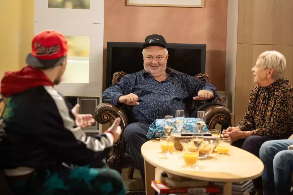 <p>Nekonečný seriál Ulice sleduje dramatické příběhy několika spřátelených rodin žijících v sousedství</p>
