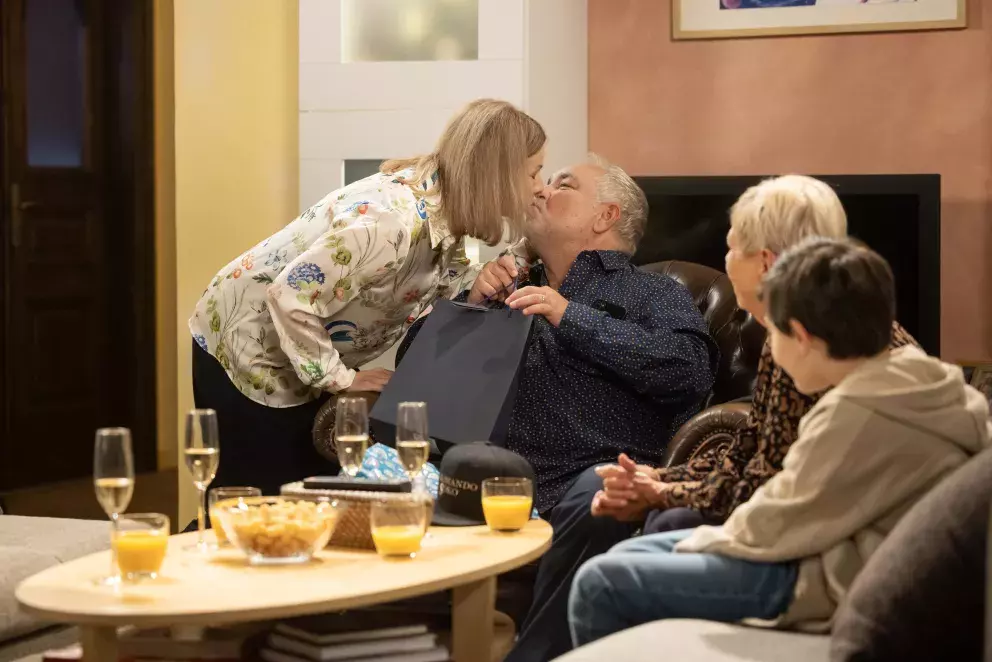 <p>Nekonečný seriál Ulice sleduje dramatické příběhy několika spřátelených rodin žijících v sousedství</p>
