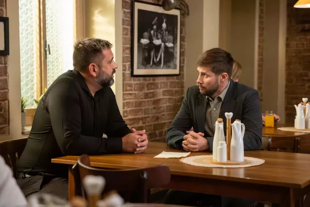 <p>Nekonečný seriál Ulice sleduje dramatické příběhy několika spřátelených rodin žijících v sousedství</p>
