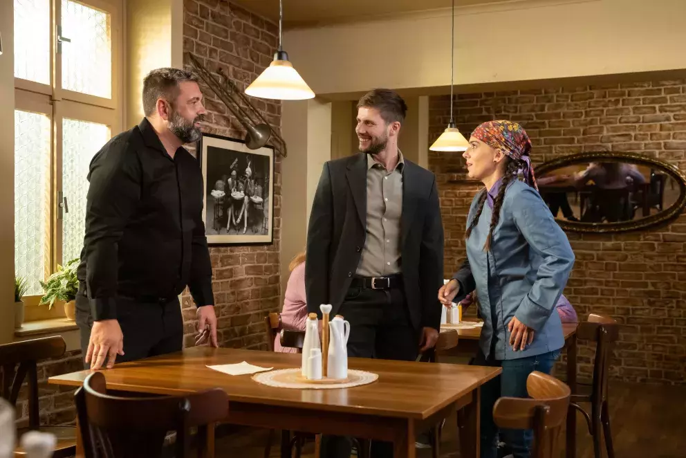 <p>Nekonečný seriál Ulice sleduje dramatické příběhy několika spřátelených rodin žijících v sousedství</p>
