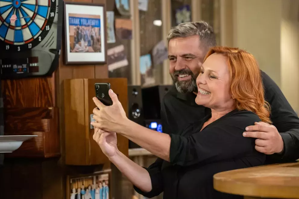 <p>Nekonečný seriál Ulice sleduje dramatické příběhy několika spřátelených rodin žijících v sousedství</p>
