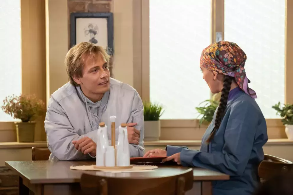 <p>Nekonečný seriál Ulice sleduje dramatické příběhy několika spřátelených rodin žijících v sousedství</p>
