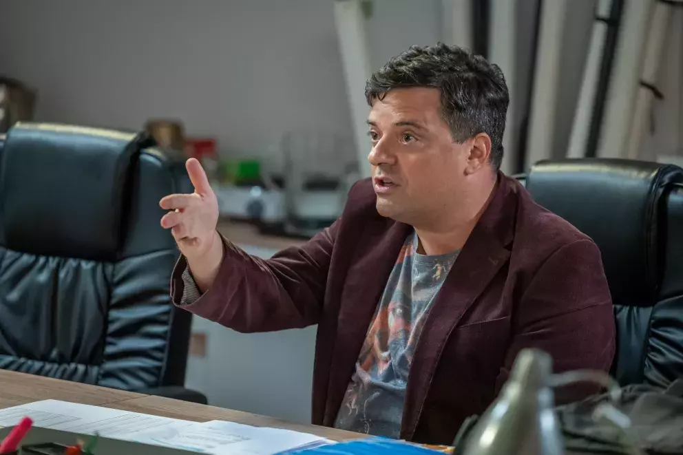 <p>Nekonečný seriál Ulice sleduje dramatické příběhy několika spřátelených rodin žijících v sousedství</p>
