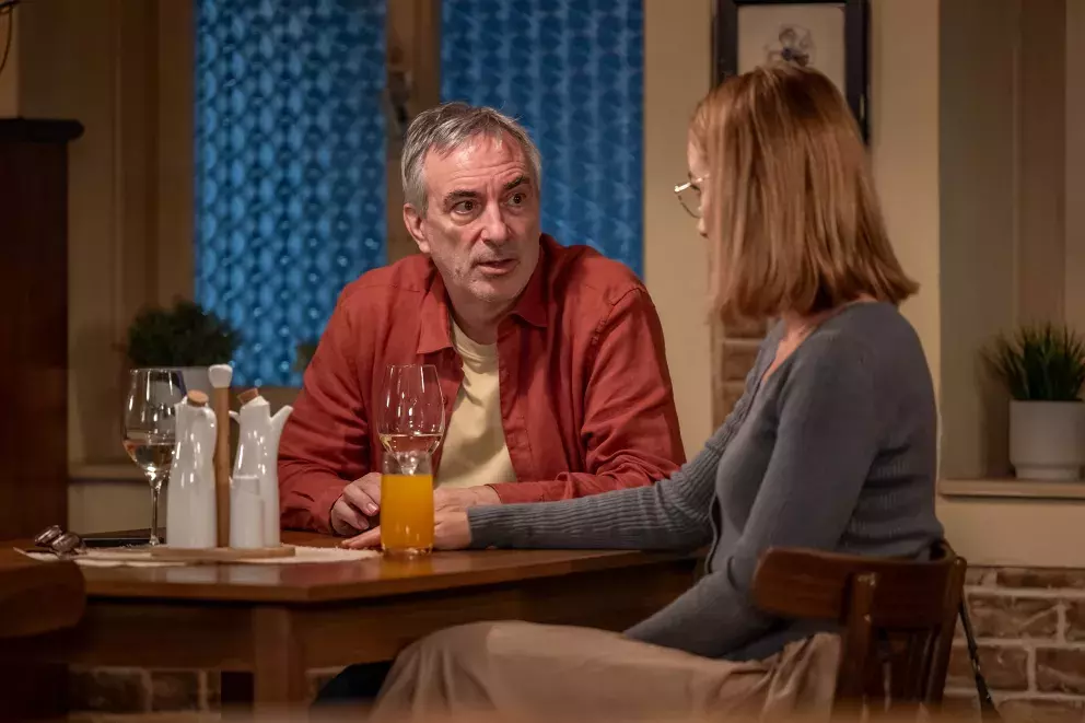 <p>Nekonečný seriál Ulice sleduje dramatické příběhy několika spřátelených rodin žijících v sousedství</p>
