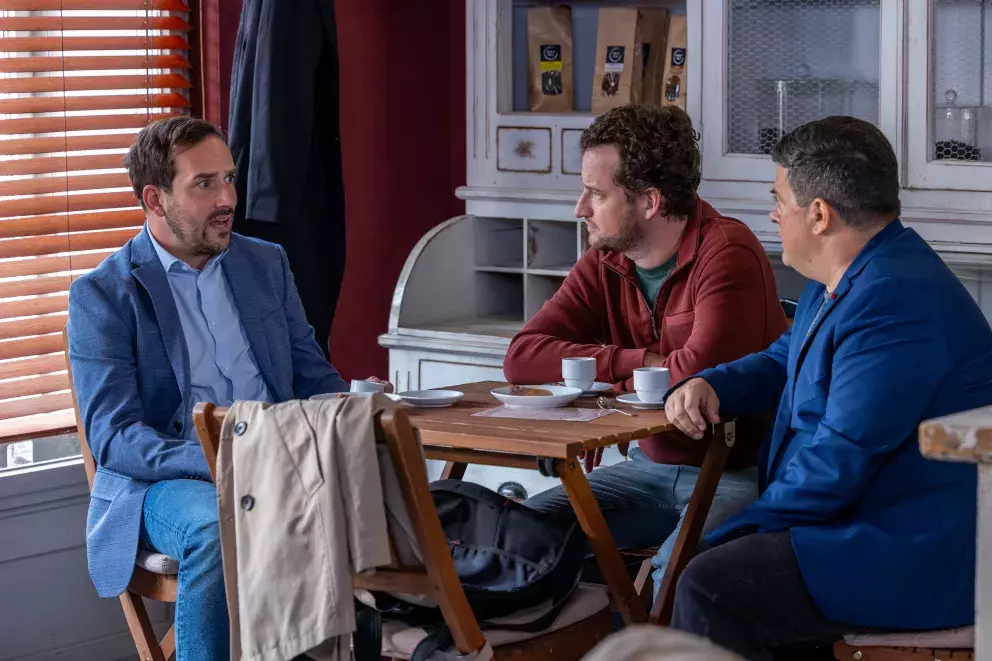 <p>Nekonečný seriál Ulice sleduje dramatické příběhy několika spřátelených rodin žijících v sousedství</p>
