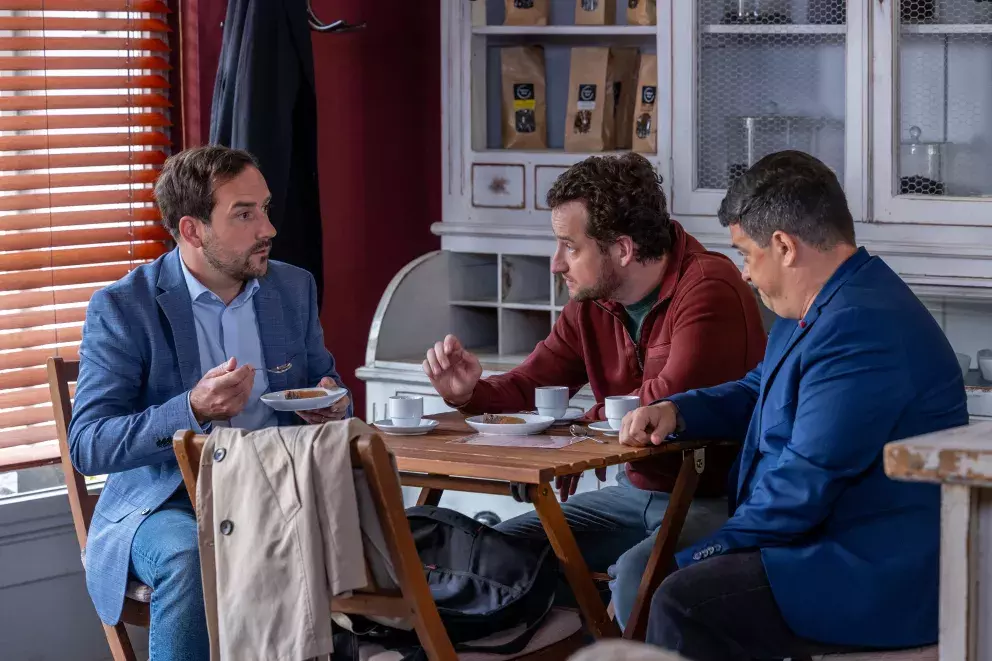 <p>Nekonečný seriál Ulice sleduje dramatické příběhy několika spřátelených rodin žijících v sousedství</p>
