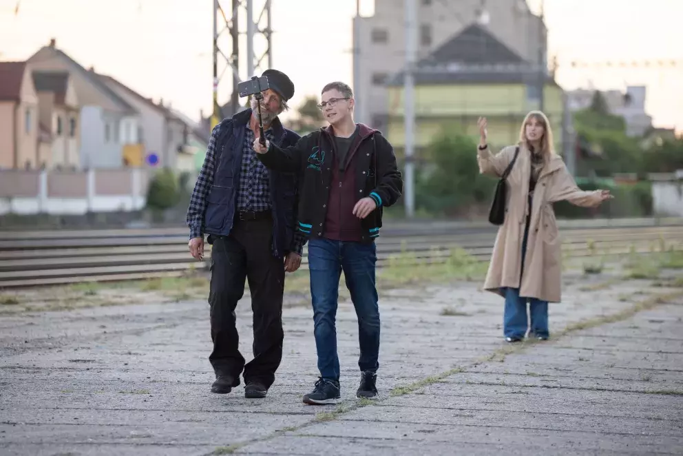 <p>Nekonečný seriál Ulice sleduje dramatické příběhy několika spřátelených rodin žijících v sousedství</p>
