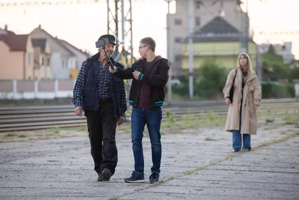 <p>Nekonečný seriál Ulice sleduje dramatické příběhy několika spřátelených rodin žijících v sousedství</p>
