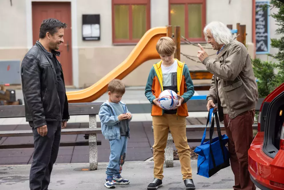 <p>Nekonečný seriál Ulice sleduje dramatické příběhy několika spřátelených rodin žijících v sousedství</p>
