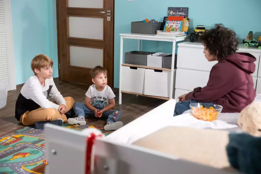 <p>Nekonečný seriál Ulice sleduje dramatické příběhy několika spřátelených rodin žijících v sousedství</p>
