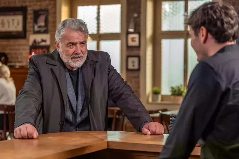 <p>Nekonečný seriál Ulice sleduje dramatické příběhy několika spřátelených rodin žijících v sousedství</p>
