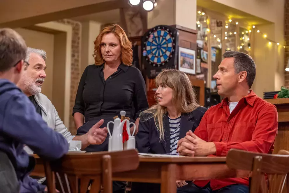 <p>Nekonečný seriál Ulice sleduje dramatické osudy několika rodin žijících v sousedství</p>
