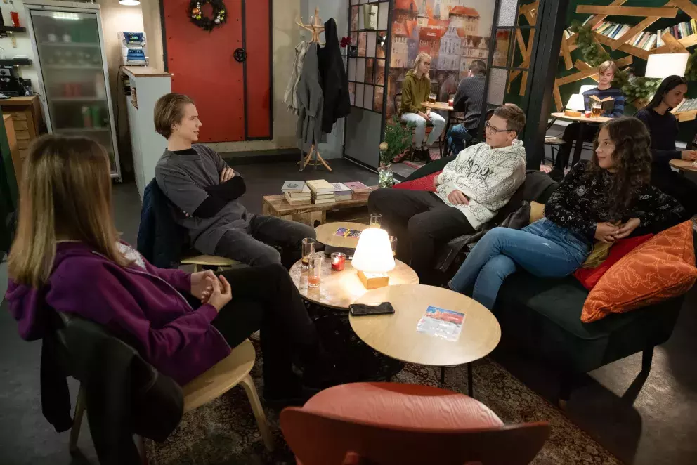 <p>Nekonečný seriál Ulice sleduje dramatické osudy několika rodin žijících v sousedství</p>
