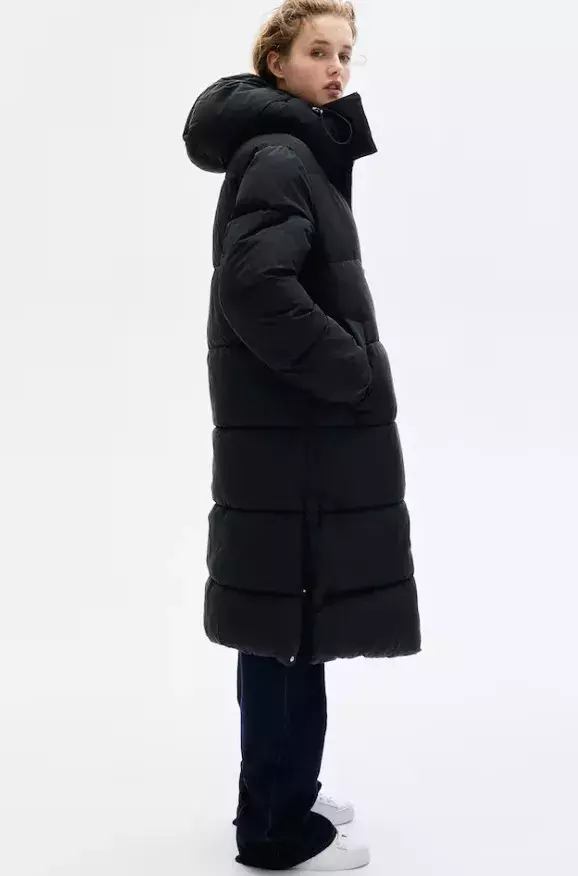 Vodoodpudivý vatovaný kabát, H&M, 1 699 Kč