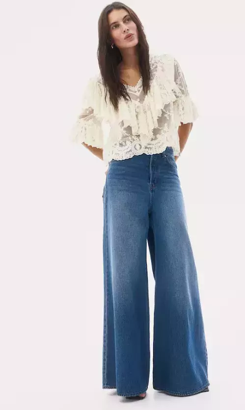 Krajková halenka s volánkovými lemy, H&M, 1 199 Kč