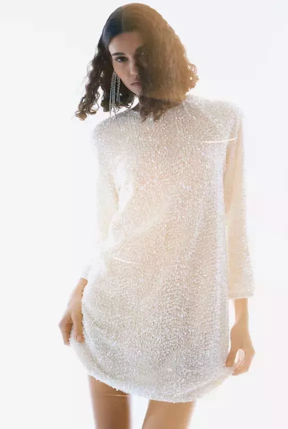 Áčkové šaty s flitry, H&M, 959 Kč