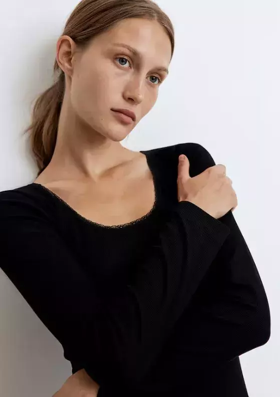 Žebrovaný top s krajkovými lemy, H&M, 309 Kč