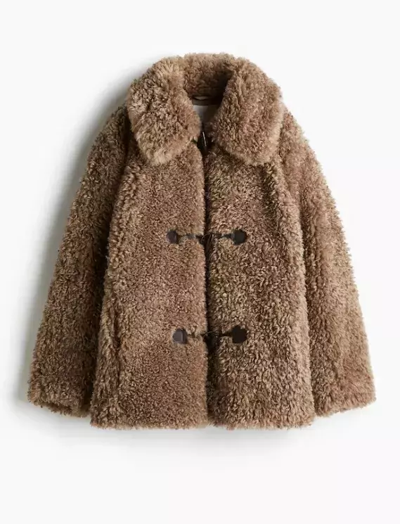 Krátký huňatý kabát, H&M, 1 599 Kč