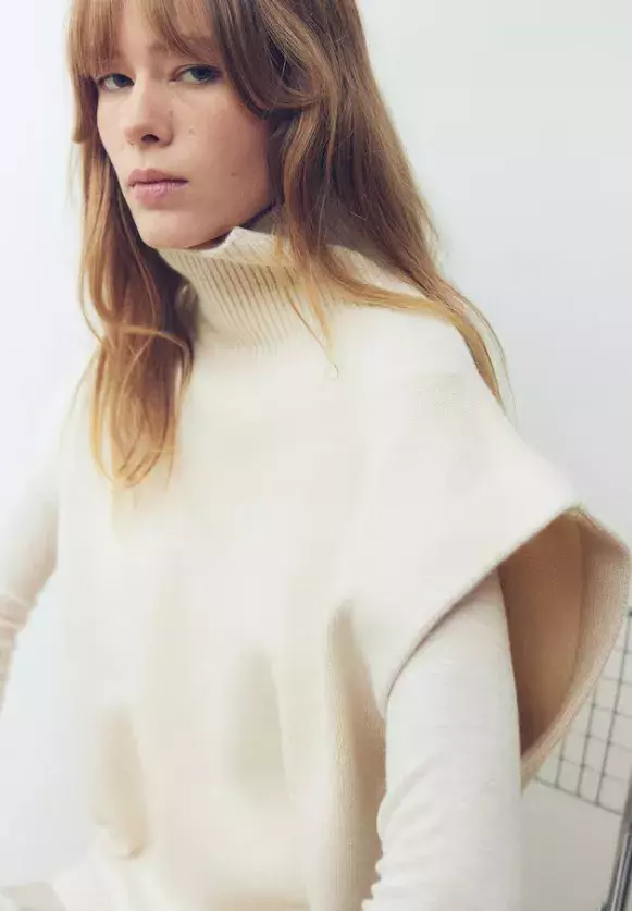 Pletená vesta s vysokým límcem, H&M, 576 Kč