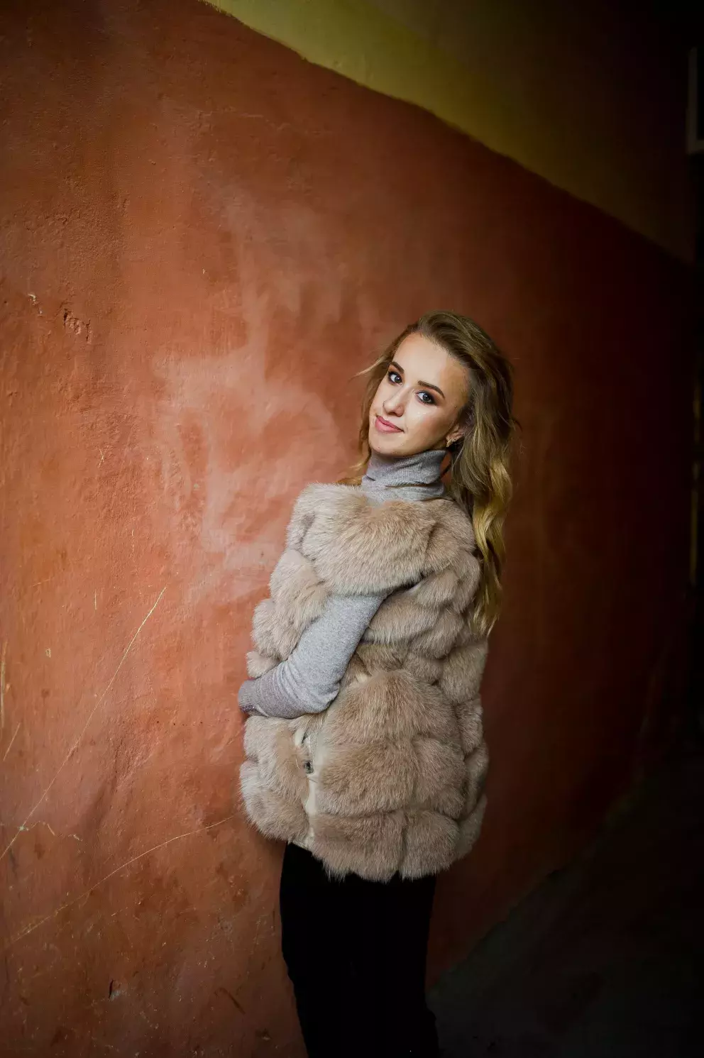 mladá dívka v zimní vestě