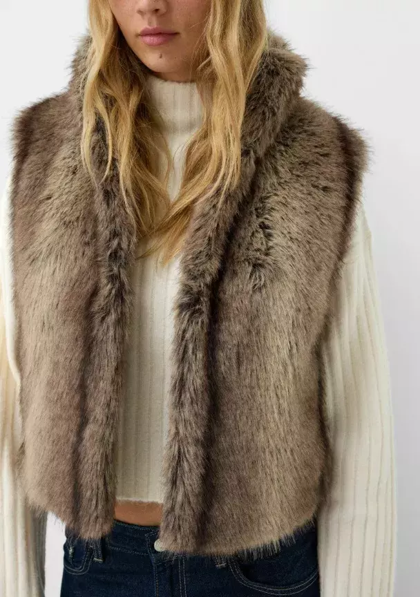 Kožešinová vesta, Bershka, 1 199 Kč