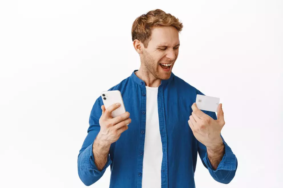 muž, modrá košile, mobil, platební karta