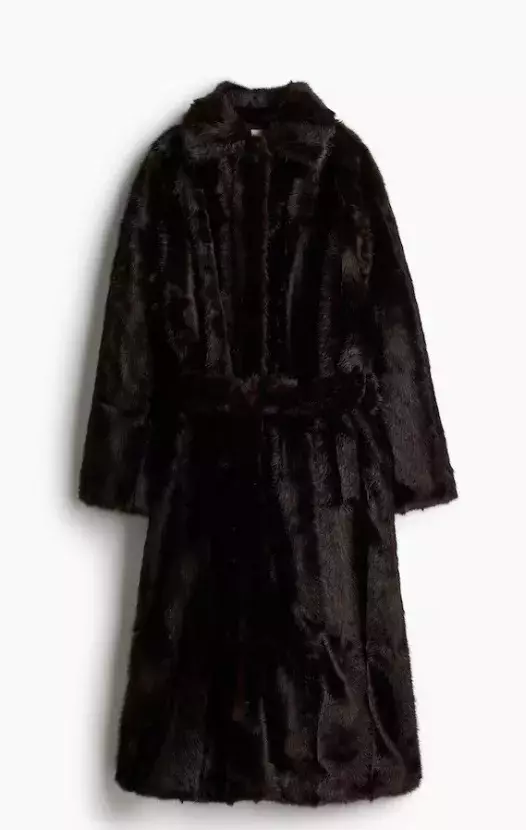 Huňatý kabát s vázacím páskem, H&M, 2 999 Kč