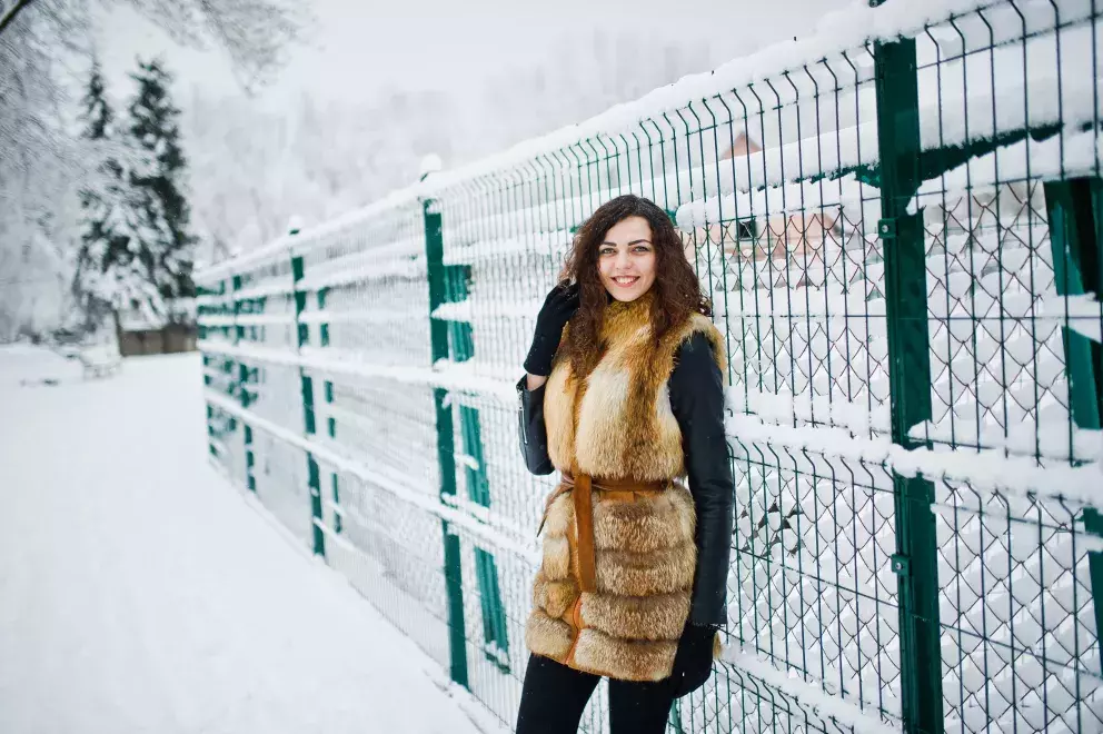 žena ve vestě - imitace kožichu